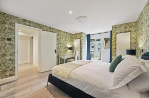 Stunning 3 bed 2 bathroom BASEMENT flat in earls court, London